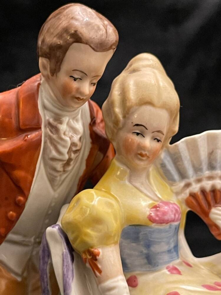 Porcelanowa figurka "Zalotnik" -ANTYK(PN.23.78)