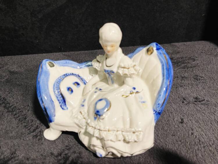 Piękne porcelanowe figurki 4 szt.(P.24.78) - obrazek 2