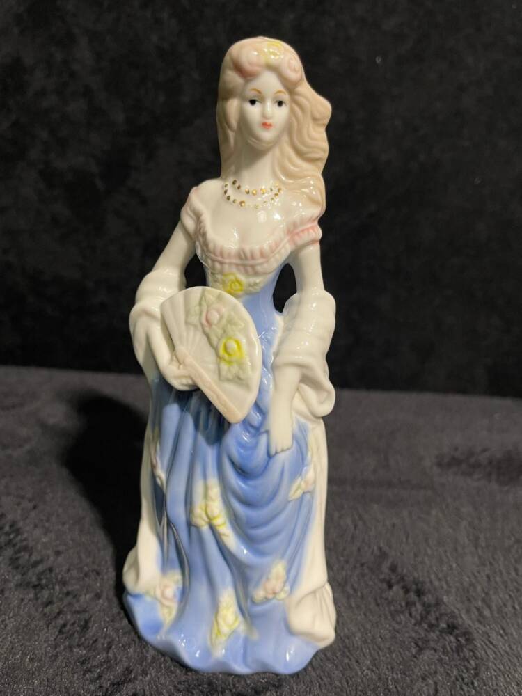 Piękne porcelanowe figurki 4 szt.(P.24.78) - obrazek 13