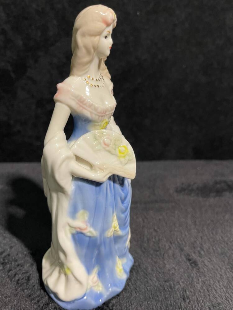 Piękne porcelanowe figurki 4 szt.(P.24.78) - obrazek 8