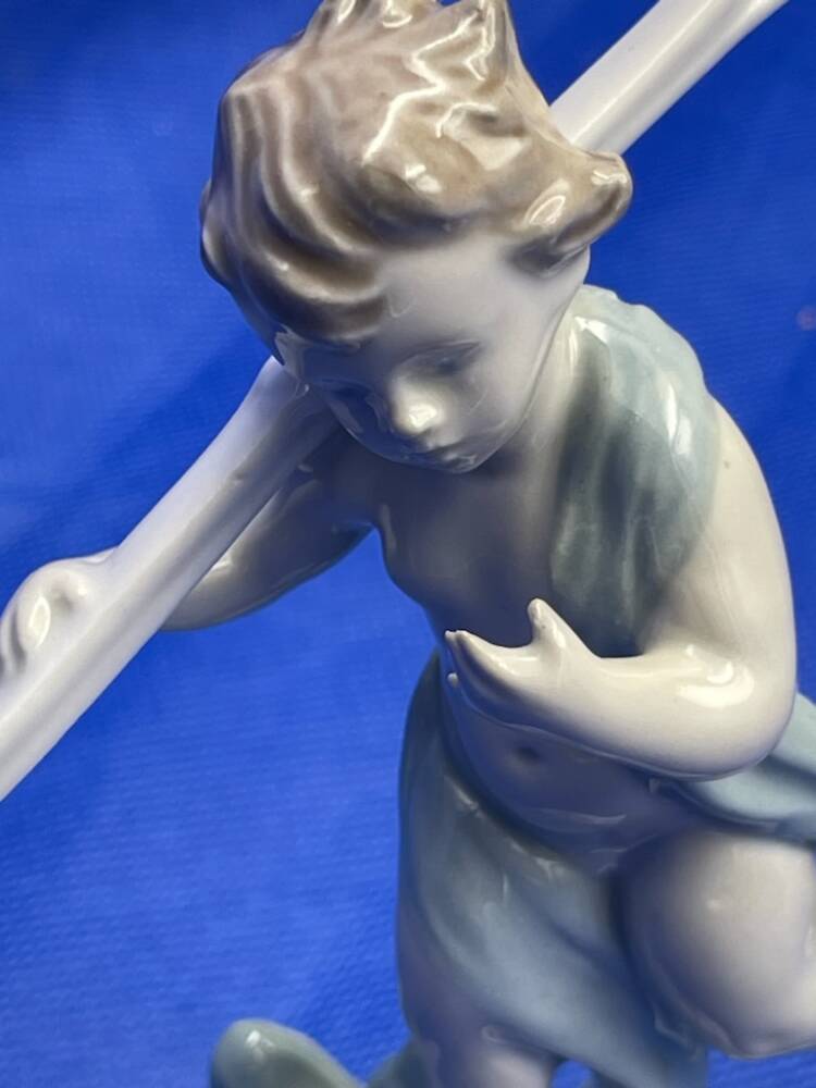 PIĘKNA FIGURKA PORCELANOWA PN.27.84 CHŁOPIEC Z NARTAMI GDR LIPPELSDORF    120.00 zł.