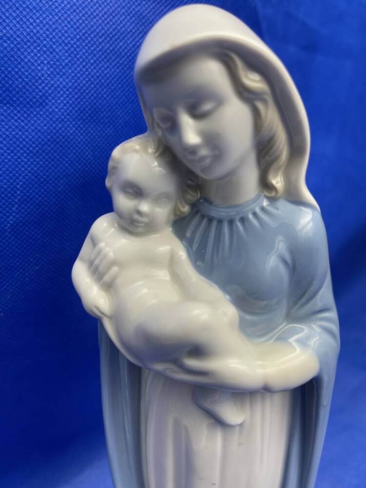PRZEŚLICZNA FIGURA "MADONNA Z DZIECKIEM" Lippelsdorf PN.28.03