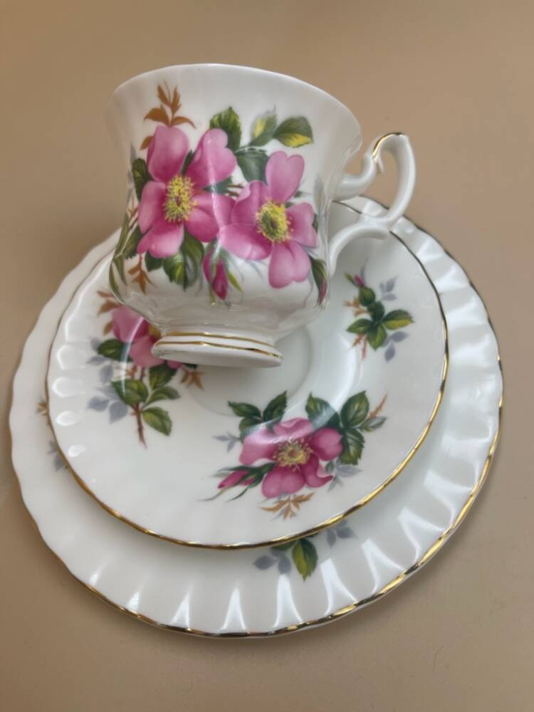 ROYAL ALBERT TRIO "PRAIRIE ROSE"   PA. 28.45 - obrazek 4